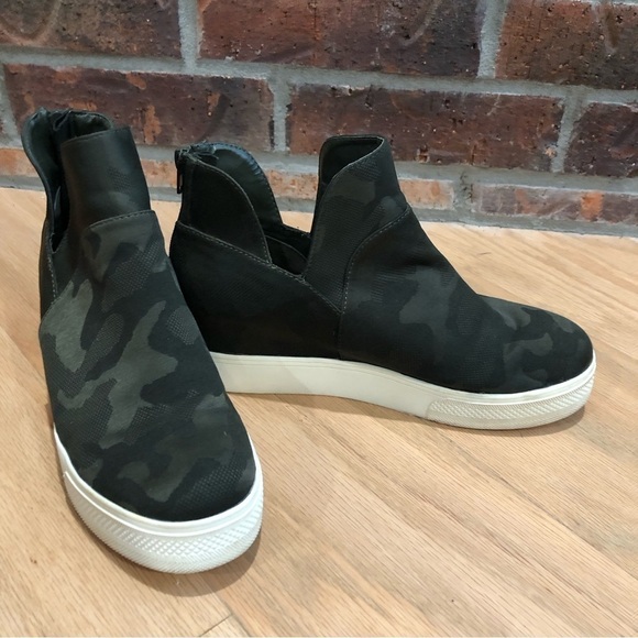 Steve Madden Winnie sneaker bootie in green camouflage. Size 8.5, runs large. - Picture 1 of 11